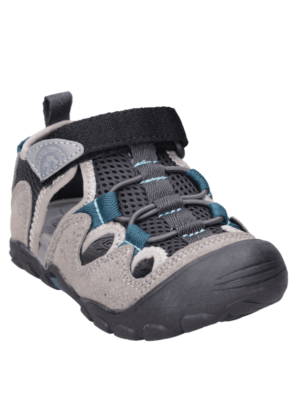 Calzado casual gris para niños, resistente y seguro, perfecto para jugar y explorar.