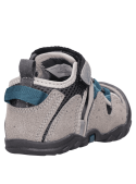 Sandalias grises para niño, estilo casual, ideales para actividades al aire libre.
