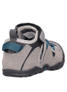 Sandalias grises para niño, estilo casual, ideales para actividades al aire libre.