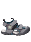 Sandalias negras para niño estilo casual, ideales para actividades al aire libre.