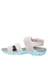 Calzado sintético gris para niña, ideal para paseos urbanos y días soleados.