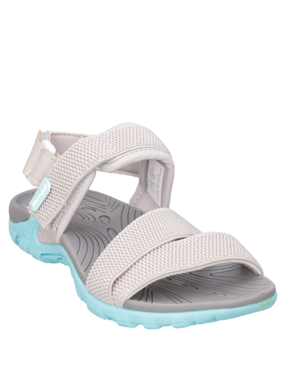 Calzado casual gris para niña, con puntera abierta y taco plano, ideal para el verano.