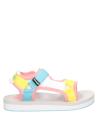 Calzado de verano multicolor para niña, perfecto para jugar en el parque.