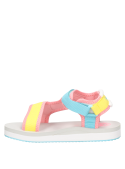 Sandalias multicolor para niña, estilo informal, ideales para paseos al aire libre.