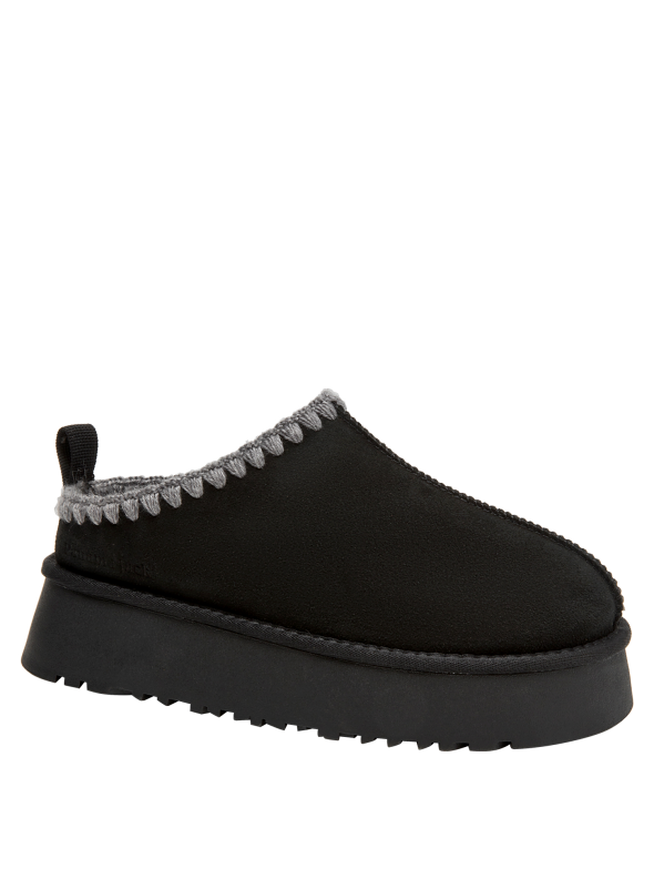 Bota casual negra para mujer, taco plano cómodo, recomendada para actividades diarias y descanso.