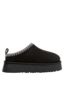Pantufla negra para mujer, forro interno de chiporro, ideal para momentos de relax en casa o al aire libre.