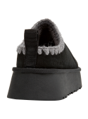 Bota mujer negra de estilo casual, perfecta para combinar con jeans y chaqueta ligera en días fríos.