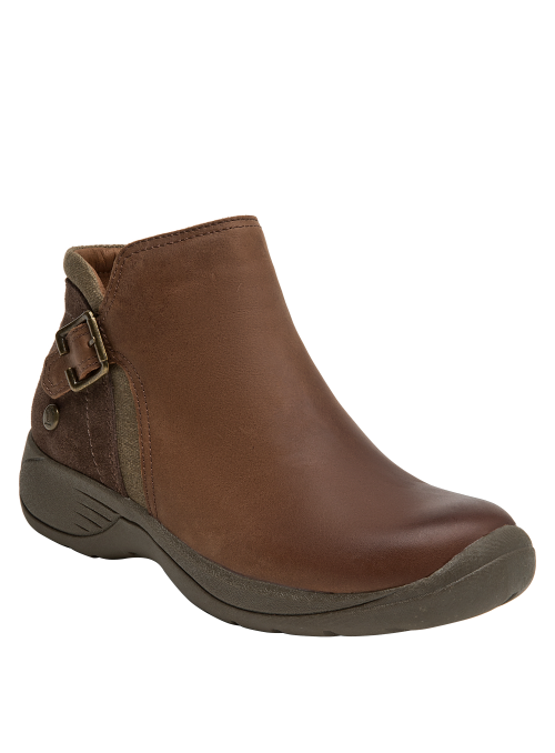 Calzado casual de cuero café para mujer, cómodo para actividades cotidianas.