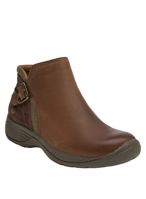 Calzado casual de cuero café para mujer, cómodo para actividades cotidianas.