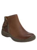 Calzado casual de cuero café para mujer, cómodo para actividades cotidianas.