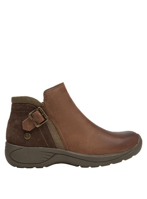 Calzado casual de cuero café para mujer, cómodo para actividades cotidianas.