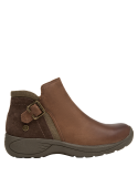 Botines café para mujer, con textura envolvente, recomendados para un look auténtico.