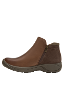 Botines de cuero en color café, taco plano de 4.5 cm, estilo casual femenino.