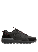 Zapatillas de estilo urbano negro para hombre, cómodas y versátiles, adecuadas para combinar con jeans.