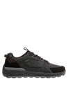 Zapatillas de estilo urbano negro para hombre, cómodas y versátiles, adecuadas para combinar con jeans.