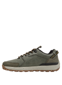 Zapatilla de aventura verde para hombre, diseño versátil, ideal para un look casual.