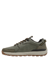 Zapatilla de aventura verde para hombre, diseño versátil, ideal para un look casual.