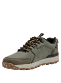 Zapatilla verde para hombre, estilo outdoor, ideal para actividades al aire libre.