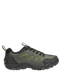 Zapatilla sintética verde para hombre, diseño cómodo, ideal para combinar con pantalones cortos.
