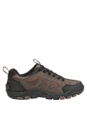 Zapatillas de estilo outdoor en taupe, con suela plana de 5 cm, recomendadas para paseos cómodos.