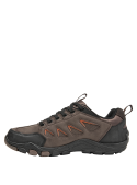 Calzado sintético taupe para hombre, ideal para escapadas al aire libre y looks casuales.