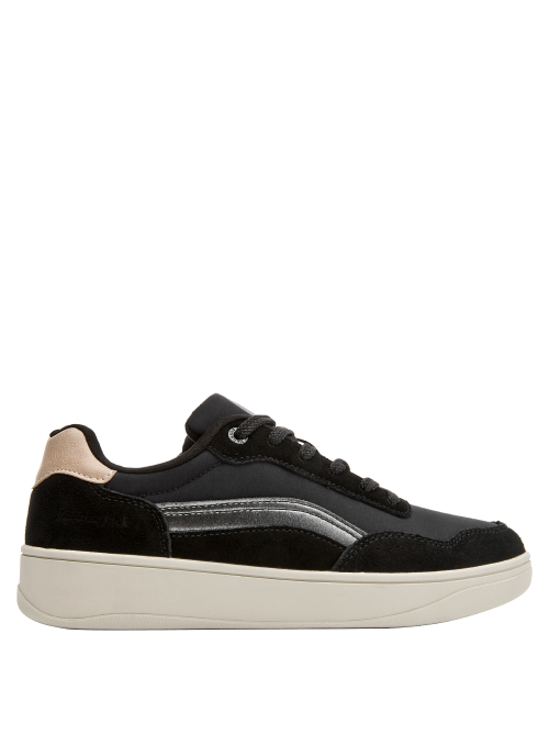 Zapatilla negra para mujer, punta redonda, combina con jeans y camiseta para un look versátil.