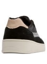 Zapatilla negra para mujer, estilo natural y elegante, perfecta para días activos.