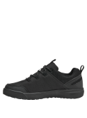 Calzado outdoor negro para hombre, cómodo y estable, ideal para combinar con ropa casual o urbana.