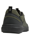 Calzado outdoor verde para hombre, diseño funcional, perfecto para explorar la naturaleza.