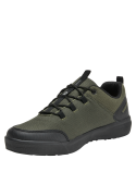 Zapatillas verdes para hombre, estilo outdoor, textil, ideales para actividades al aire libre.