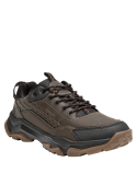 Zapatillas de aventura hombre color moro, con taco plano para estabilidad en terrenos variados.