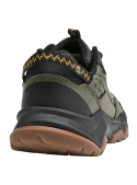 Calzado robusto en verde para hombre, con detalles en negro y amarillo, perfecto para explorar.