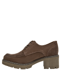 mujer zapatos cómodos color moro estilo casual ideales para combinar con jeans