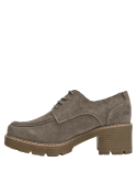 Calzado taupe para mujer, estilo casual, con detalles en costura y acabado texturizado.