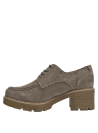 Calzado taupe para mujer, estilo casual, con detalles en costura y acabado texturizado.