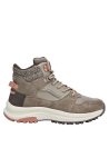 mujer botín outdoor taupe, ideal para combinar con jeans y chaqueta de cuero