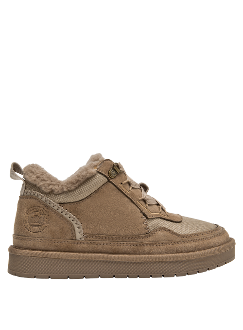 Zapatillas de mujer en color beige, taco plano de 2.5 cm, adecuadas para un look urbano y relajado.