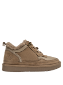 Zapatillas de estilo casual en beige, combinan con jeans y chaquetas, ideales para un toque moderno.