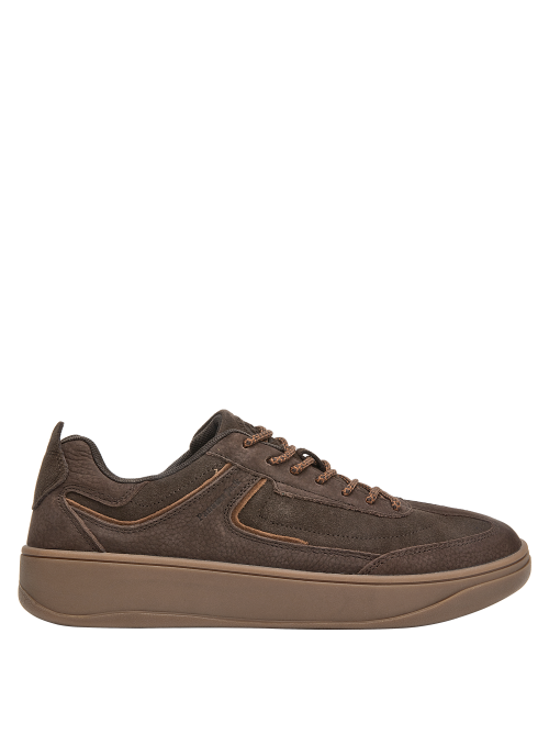 Zapatillas urbanas para hombre en color moro, perfectas para aventuras al aire libre.