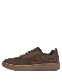 Zapatillas de cuero en color moro, cómodas y funcionales para hombres activos.