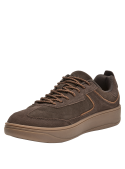Zapatillas hombre color moro estilo urbano para actividades casuales.