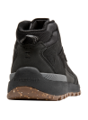 Calzado negro para hombre, estilo outdoor, recomendado para días de exploración.