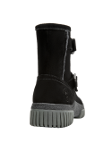 Bota de mujer negra con tiras ajustables, diseño casual, perfecta para combinar con jeans y chaqueta.