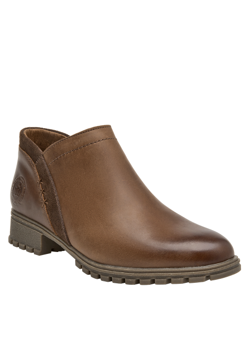 Botín de cuero café, taco bloque de 3.6 cm, ideal para un look bohemio.