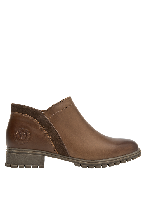 Botín de cuero café, taco bloque de 3.6 cm, ideal para un look bohemio.