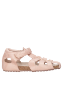 Calzado de niña rosado, estilo casual, perfecto para combinar con vestidos y shorts.