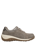 Zapato de cuero taupe, diseño atemporal para un look relajado.