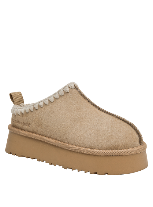 Pantuflas de 5.5 cm de altura en color beige, perfectas para un look relajado y acogedor.