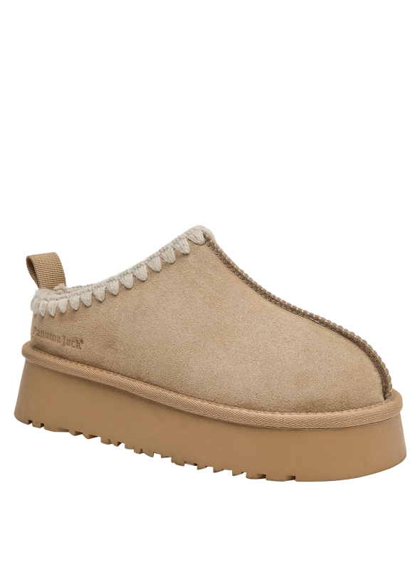Pantuflas de 5.5 cm de altura en color beige, perfectas para un look relajado y acogedor.