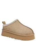 Pantuflas de 5.5 cm de altura en color beige, perfectas para un look relajado y acogedor.